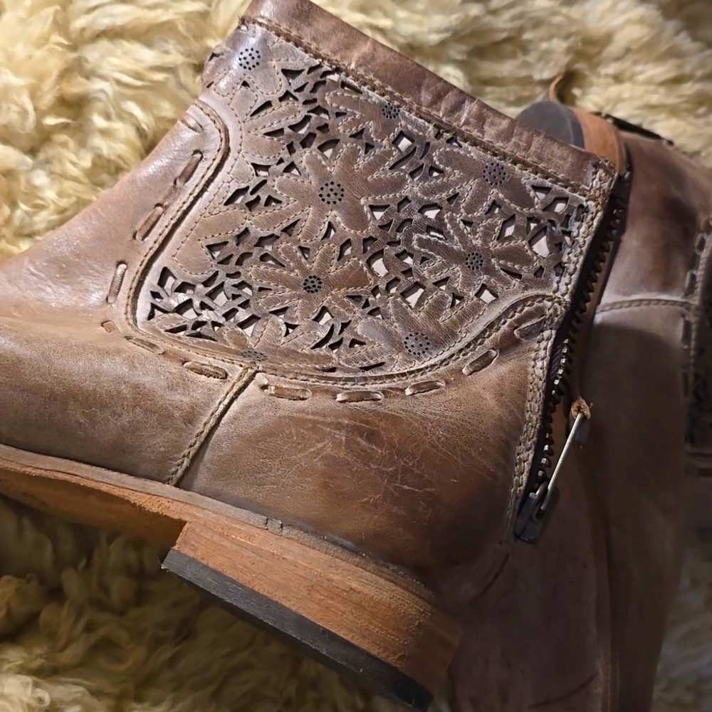 CORRAL Women's Leather Floral Laser-Cut Boots Bootie Zip back Mexico sz: 7.5